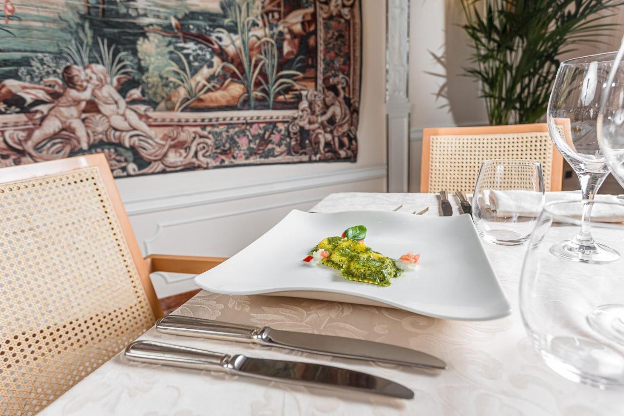 Hotel Gambrinus تّشيرفييا المظهر الخارجي الصورة
