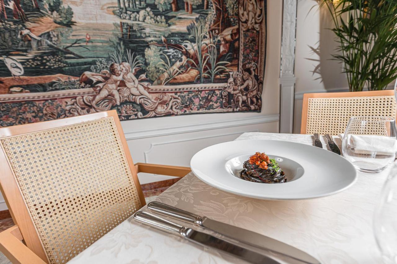 Hotel Gambrinus تّشيرفييا المظهر الخارجي الصورة