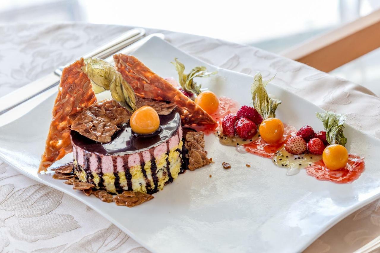 Hotel Gambrinus تّشيرفييا المظهر الخارجي الصورة